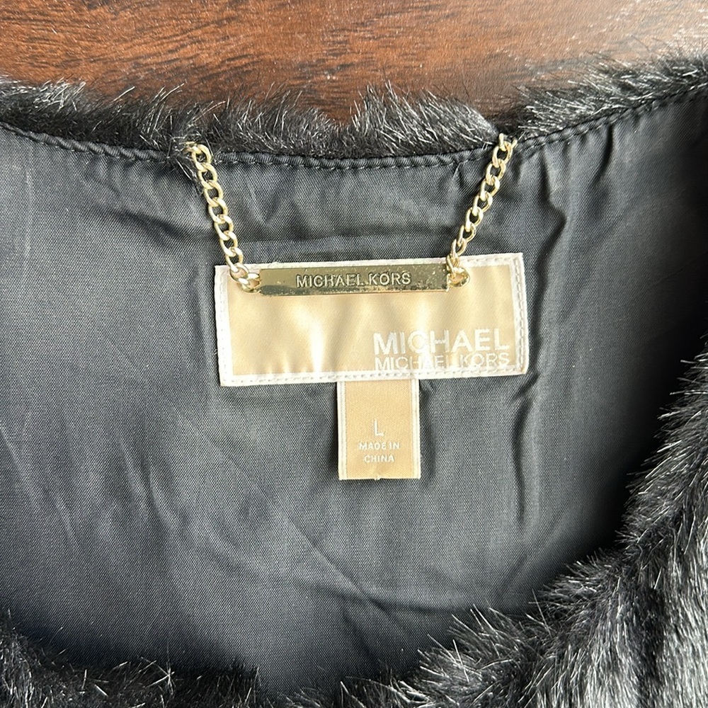 Women’s Michael Kors black faux fur vest with gold link details size large - Picture 3 of 8